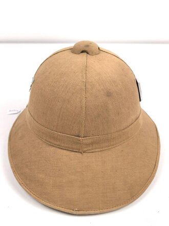 Afrikakorps, Tropenhelm für Angehörige der Luftwaffe. Ursprünglich französischer Helm von 1939, als Beutestück in die Wehrmacht übernommen. Guter Gesamtzustand, die Effekten original ? Kopfgrösse 58