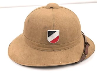 Afrikakorps, Tropenhelm für Angehörige der Luftwaffe. Ursprünglich französischer Helm von 1939, als Beutestück in die Wehrmacht übernommen. Guter Gesamtzustand, die Effekten original ? Kopfgrösse 58