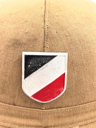 Afrikakorps, Tropenhelm für Angehörige der Luftwaffe. Ursprünglich französischer Helm von 1939, als Beutestück in die Wehrmacht übernommen. Guter Gesamtzustand, die Effekten original ? Kopfgrösse 58