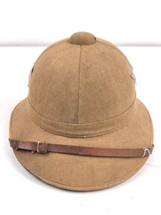 Afrikakorps, Tropenhelm für Angehörige der Luftwaffe. Ursprünglich französischer Helm von 1939, als Beutestück in die Wehrmacht übernommen. Guter Gesamtzustand, die Effekten original ? Kopfgrösse 58