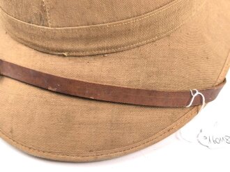 Afrikakorps, Tropenhelm für Angehörige der Luftwaffe. Ursprünglich französischer Helm von 1939, als Beutestück in die Wehrmacht übernommen. Guter Gesamtzustand, die Effekten original ? Kopfgrösse 58