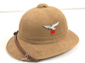 Afrikakorps, Tropenhelm für Angehörige der Luftwaffe. Ursprünglich französischer Helm von 1939, als Beutestück in die Wehrmacht übernommen. Guter Gesamtzustand, die Effekten original ? Kopfgrösse 58
