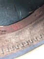 Afrikakorps, Tropenhelm für Angehörige der Luftwaffe. Ursprünglich französischer Helm von 1939, als Beutestück in die Wehrmacht übernommen. Guter Gesamtzustand, die Effekten original ? Kopfgrösse 58