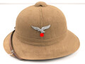 Afrikakorps, Tropenhelm für Angehörige der Luftwaffe. Ursprünglich französischer Helm von 1939, als Beutestück in die Wehrmacht übernommen. Guter Gesamtzustand, die Effekten original ? Kopfgrösse 58