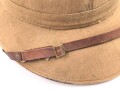 Afrikakorps, Tropenhelm für Angehörige der Luftwaffe. Ursprünglich französischer Helm von 1939, als Beutestück in die Wehrmacht übernommen. Guter Gesamtzustand, die Effekten original ? Kopfgrösse 58