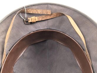 Afrikakorps, Tropenhelm für Angehörige des Heeres. Ursprünglich französischer Helm , als Beutestück in die Wehrmacht übernommen. Guter Gesamtzustand, Kopfgrösse gemessen 58