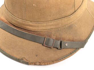 Afrikakorps, Tropenhelm für Angehörige des Heeres. Getragenes Stück, Kopfgrösse 56, Hersteller " Clemes Wagner"