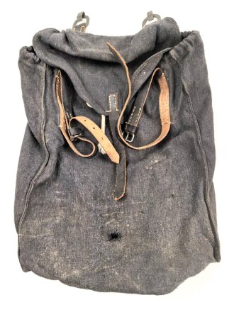 Luftwaffe, Rucksack für Angehörige der Artillerie. Wohl ungetragenes Stück,  Lagerschäden.