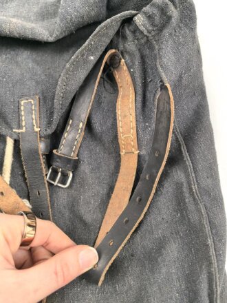 Luftwaffe, Rucksack für Angehörige der Artillerie. Wohl ungetragenes Stück,  Lagerschäden.