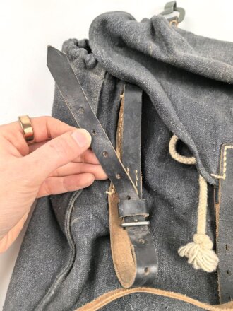 Luftwaffe, Rucksack für Angehörige der Artillerie. Wohl ungetragenes Stück,  Lagerschäden.