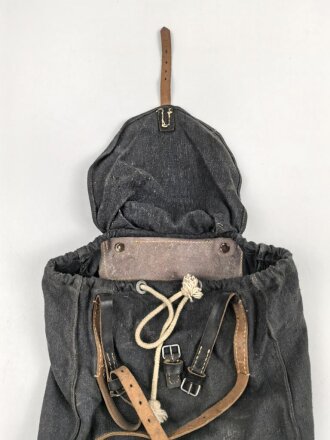 Luftwaffe, Rucksack für Angehörige der Artillerie. Wohl ungetragenes Stück,  Lagerschäden.
