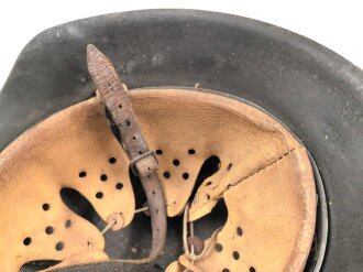 Stahlhelm für Angehörige des Heeres. Modell 1942. In allen Teilen original zusammengehöriges Stück, nicht gereinigt. ET64