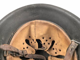 Stahlhelm für Angehörige des Heeres. Modell 1942. In allen Teilen original zusammengehöriges Stück, nicht gereinigt. ET64