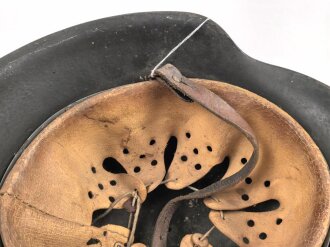 Stahlhelm für Angehörige des Heeres. Modell 1942. In allen Teilen original zusammengehöriges Stück, nicht gereinigt. ET64