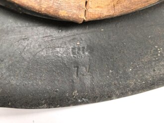 Stahlhelm für Angehörige des Heeres. Modell 1942. In allen Teilen original zusammengehöriges Stück, nicht gereinigt. ET64