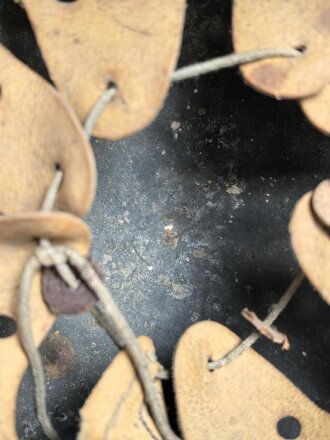 Stahlhelm für Angehörige des Heeres. Modell 1942. In allen Teilen original zusammengehöriges Stück, nicht gereinigt. ET64