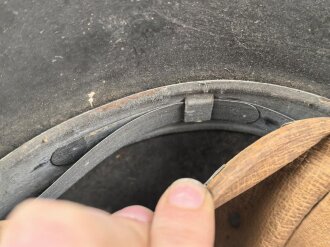 Stahlhelm für Angehörige des Heeres. Modell 1942. In allen Teilen original zusammengehöriges Stück, nicht gereinigt. ET64