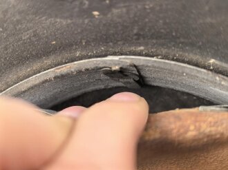 Stahlhelm für Angehörige des Heeres. Modell 1942. In allen Teilen original zusammengehöriges Stück, nicht gereinigt. ET64