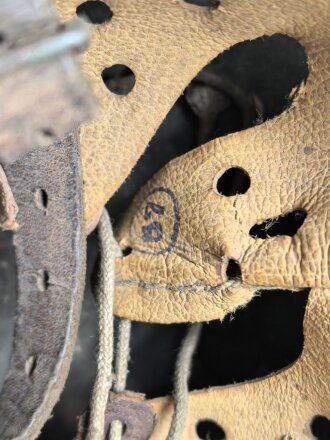 Stahlhelm für Angehörige des Heeres. Modell 1942. In allen Teilen original zusammengehöriges Stück, nicht gereinigt. ET64