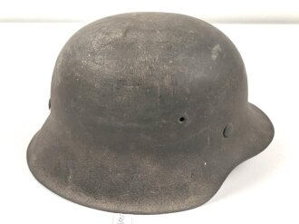 Stahlhelm für Angehörige des Heeres. Modell 1942. In allen Teilen original zusammengehöriges Stück, nicht gereinigt. ET64