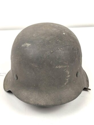 Stahlhelm für Angehörige des Heeres. Modell 1942. In allen Teilen original zusammengehöriges Stück, nicht gereinigt. ET64