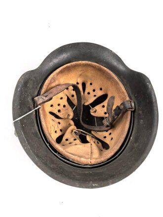 Stahlhelm für Angehörige des Heeres. Modell 1942. In allen Teilen original zusammengehöriges Stück, nicht gereinigt. ET64