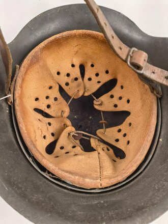 Stahlhelm für Angehörige des Heeres. Modell 1942. In allen Teilen original zusammengehöriges Stück, nicht gereinigt. ET64