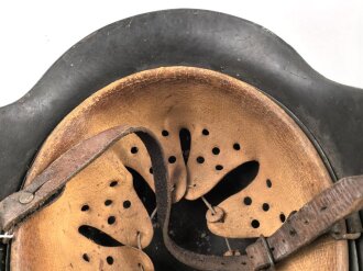 Stahlhelm für Angehörige des Heeres. Modell 1942. In allen Teilen original zusammengehöriges Stück, nicht gereinigt. ET64