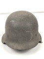 Stahlhelm für Angehörige des Heeres. Modell 1942. In allen Teilen original zusammengehöriges Stück, nicht gereinigt. ET64