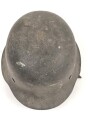 Stahlhelm für Angehörige des Heeres. Modell 1942. In allen Teilen original zusammengehöriges Stück, nicht gereinigt. ET64