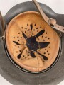 Stahlhelm für Angehörige des Heeres. Modell 1942. In allen Teilen original zusammengehöriges Stück, nicht gereinigt. ET64