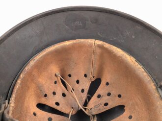 Stahlhelm für Angehörige der Luftwaffe. Modell 1940. In allen Teilen original zusammengehöriges Stück, nicht gereinigt. Q64