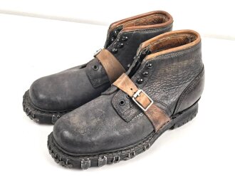 Paar Skischuhe für Angehörige der Gebirgstruppe. Ungetragenes Paar, Sohlenlänge 30,5cm