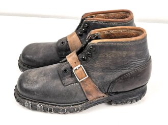 Paar Skischuhe für Angehörige der Gebirgstruppe. Ungetragenes Paar, Sohlenlänge 30,5cm