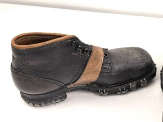 Paar Skischuhe für Angehörige der Gebirgstruppe. Ungetragenes Paar, Sohlenlänge 30,5cm