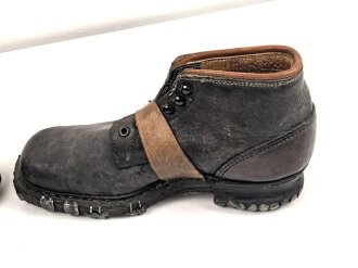 Paar Skischuhe für Angehörige der Gebirgstruppe. Ungetragenes Paar, Sohlenlänge 30,5cm