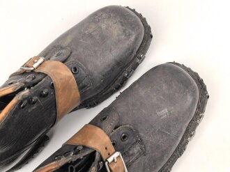 Paar Skischuhe für Angehörige der Gebirgstruppe. Ungetragenes Paar, Sohlenlänge 30,5cm