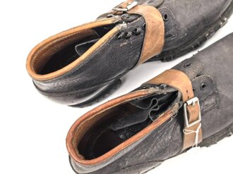 Paar Skischuhe für Angehörige der Gebirgstruppe. Ungetragenes Paar, Sohlenlänge 30,5cm