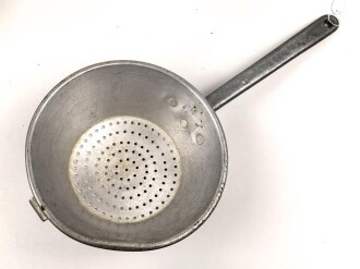 Luftwaffe, großes Sieb, vermutlich für eine Feldküche. Durchmesser 26cm, ungereinigt