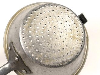 Luftwaffe, großes Sieb, vermutlich für eine Feldküche. Durchmesser 26cm, ungereinigt