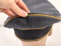 Luftwaffe, Schirmmütze für Mannschaften fliegendes Personal oder Fallschirmtruppe. Die Schwinge hängt an nur einem Splint. Kopfgrösse gemessen 56