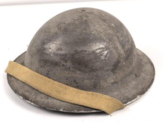 Großbritannien, Stahlhelm / Tellerhelm 2. Weltkrieg. Originallack, das Innenfutter datiert 1942