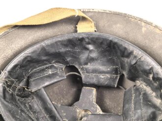 Großbritannien, Stahlhelm / Tellerhelm 2. Weltkrieg. Originallack, das Innenfutter datiert 1942