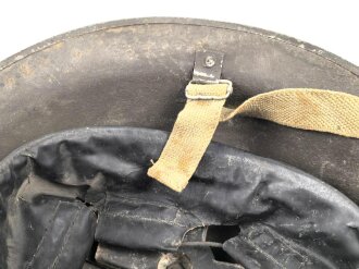 Großbritannien, Stahlhelm / Tellerhelm 2. Weltkrieg. Originallack, das Innenfutter datiert 1942