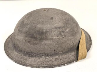 Großbritannien, Stahlhelm / Tellerhelm 2. Weltkrieg. Originallack, das Innenfutter datiert 1942