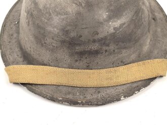 Großbritannien, Stahlhelm / Tellerhelm 2. Weltkrieg. Originallack, das Innenfutter datiert 1942