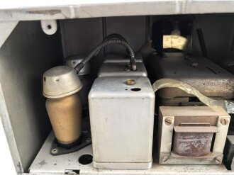 Arbeitsfront Empfänger DAF 1011 von Telefunken, das aufgelegte Emblem ist möglicherweise neuzeitlich ergänzt worden, guter Gesamtzustand, Funktion nicht geprüft, selten