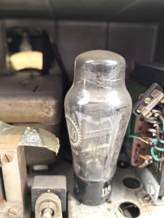 Arbeitsfront Empfänger DAF 1011 von Telefunken, das aufgelegte Emblem ist möglicherweise neuzeitlich ergänzt worden, guter Gesamtzustand, Funktion nicht geprüft, selten