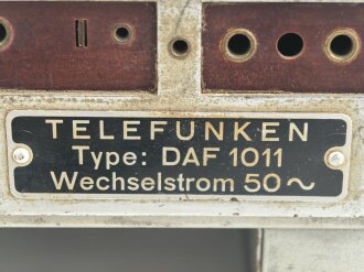 Arbeitsfront Empfänger DAF 1011 von Telefunken, das aufgelegte Emblem ist möglicherweise neuzeitlich ergänzt worden, guter Gesamtzustand, Funktion nicht geprüft, selten