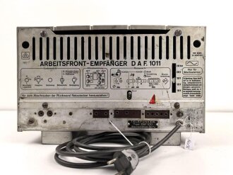 Arbeitsfront Empfänger DAF 1011 von Telefunken, das aufgelegte Emblem ist möglicherweise neuzeitlich ergänzt worden, guter Gesamtzustand, Funktion nicht geprüft, selten